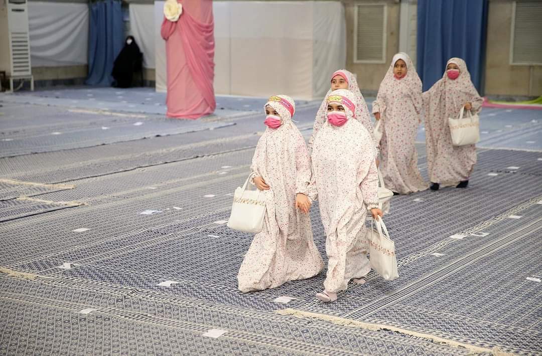 الإمام الخامنئي يشارك في مراسم حفل تكليف طالبات المدارس (4)